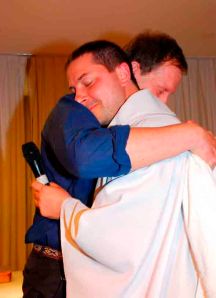 Abrazo fraterno, luego del pedido de mutuo perdón, de un presbítero anglicano y un sacerdote católico romano.