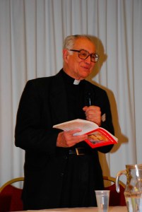 El Padre Alberto Ibáñez Padilla predica sobre la VVeD.