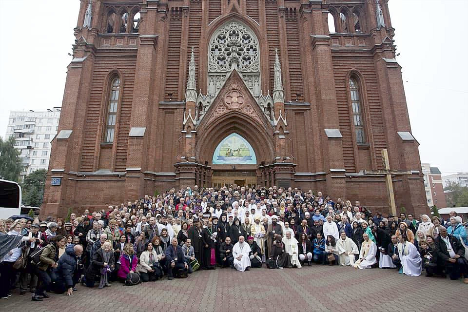 ClergyOutsideRussianCathedral2