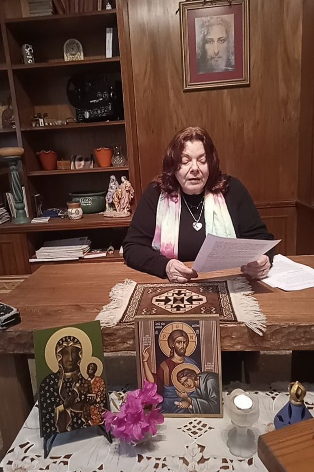 Presenta a la encargada de la presentación de las charlas y la leyenda indica el lugar y los asistentes.